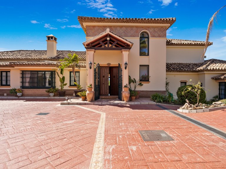 Villa for Sale in Benahavís, Malaga 1