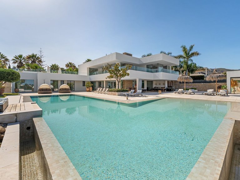 Villa for Sale in Nueva Andalucía, Malaga 1