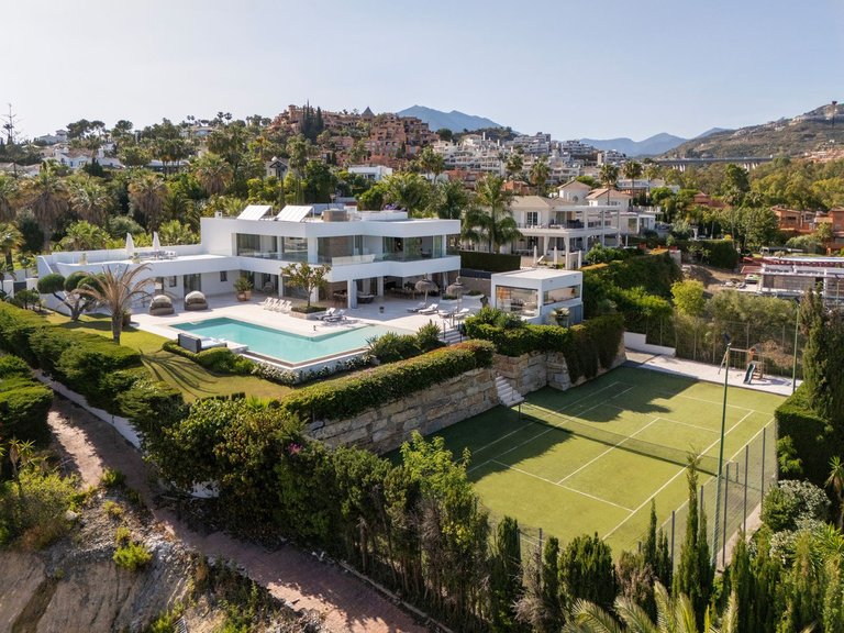 Villa for Sale in Nueva Andalucía, Malaga 2