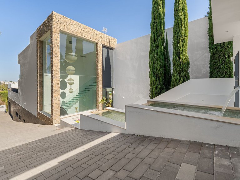 Villa for Sale in Nueva Andalucía, Malaga 39