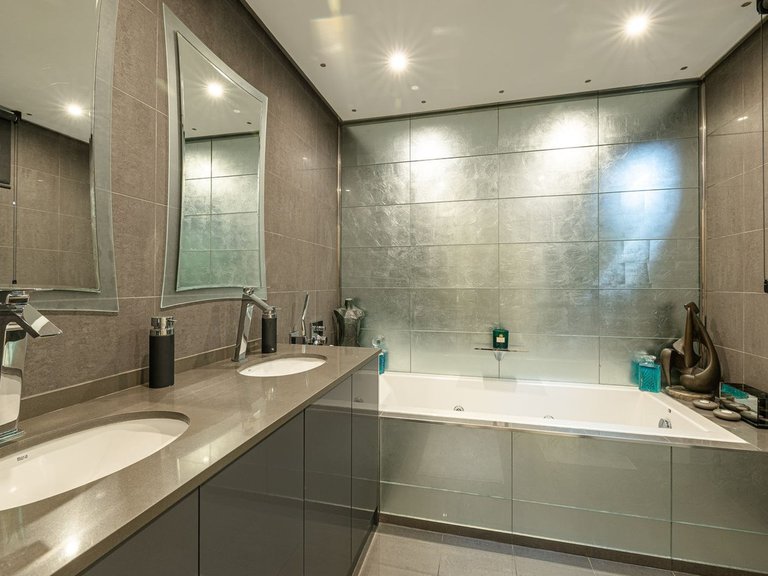 Apartment for Sale in Nueva Andalucía, Malaga 11