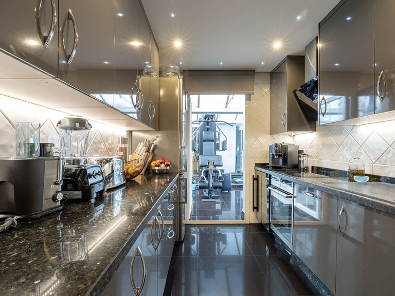 Apartment for Sale in Nueva Andalucía, Malaga 15