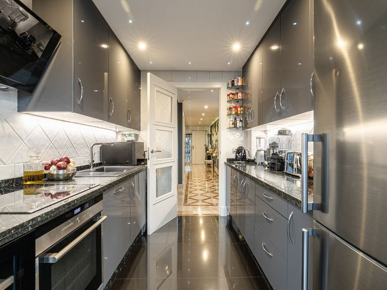 Apartment for Sale in Nueva Andalucía, Malaga 16