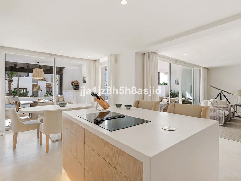 Apartment for Sale in The Golden Mile, Malaga 18