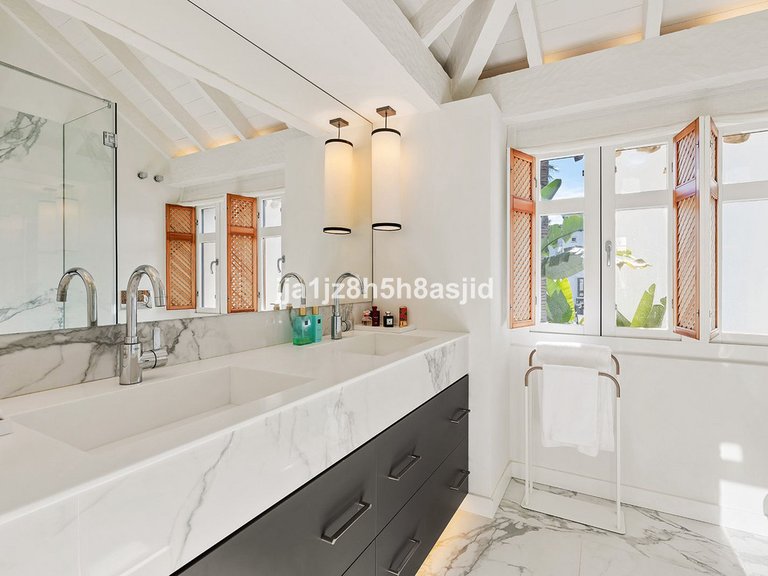 Apartment for Sale in The Golden Mile, Malaga 24