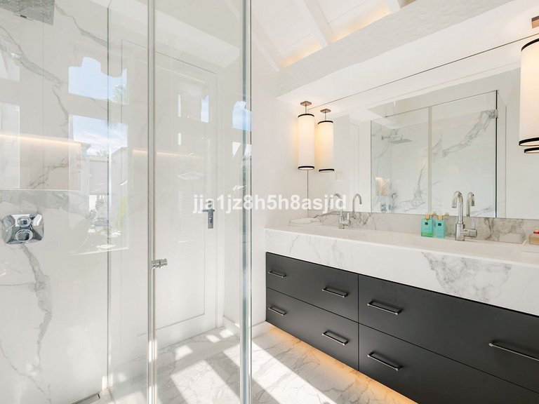 Apartment for Sale in The Golden Mile, Malaga 25