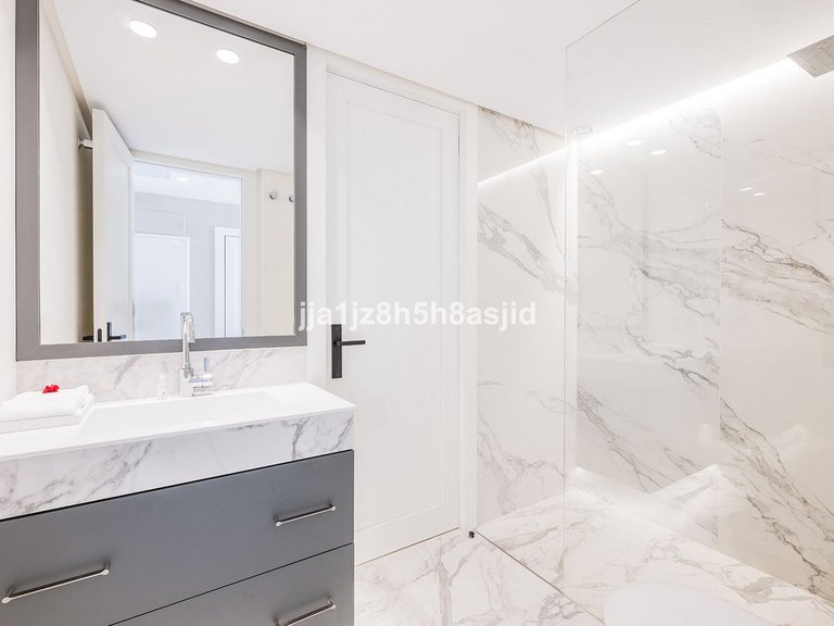 Apartment for Sale in The Golden Mile, Malaga 26