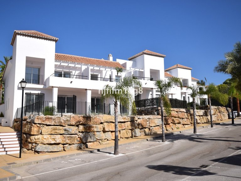 Apartment for Sale in Nueva Andalucía, Malaga 18