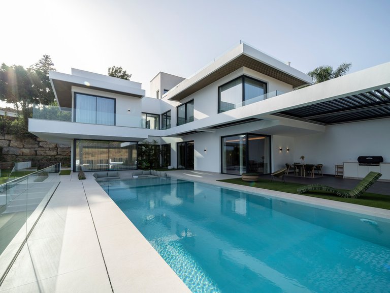 Villa for Sale in El Paraiso, Malaga 1