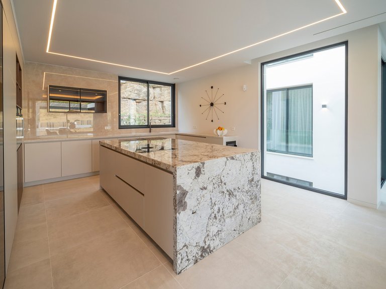 Villa for Sale in El Paraiso, Malaga 10