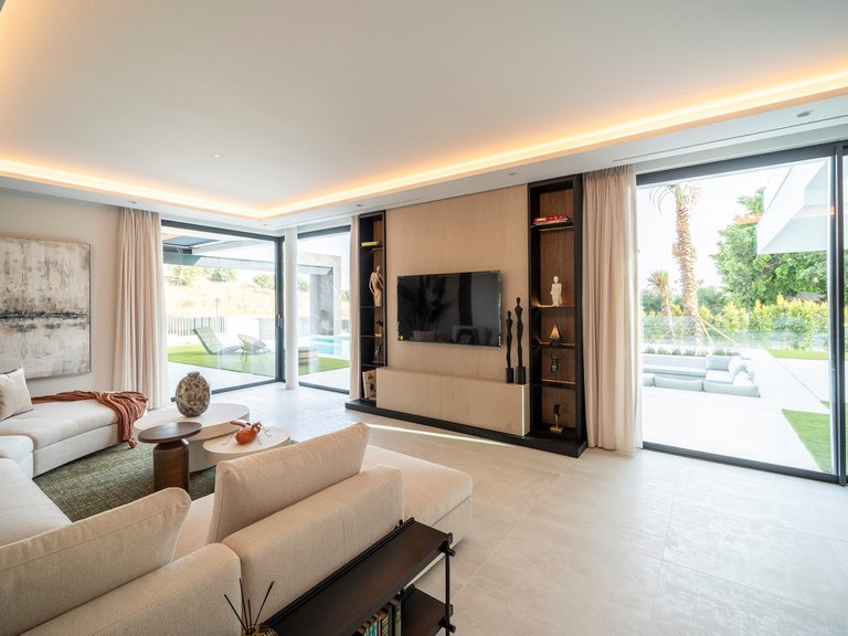 Villa for Sale in El Paraiso, Malaga 25