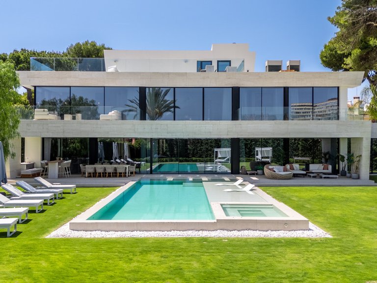 Villa for Sale in Los Monteros, Malaga 1