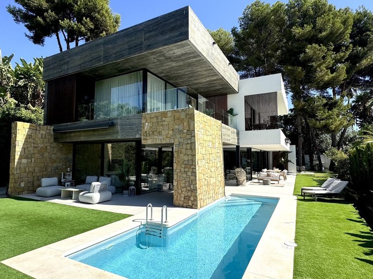 Villa for Sale in Nagüeles, Malaga 1