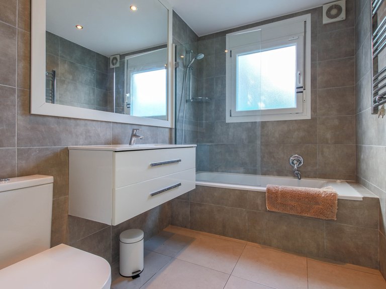 Villa for Sale in New Golden Mile, Malaga 17