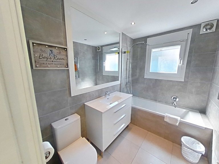 Villa for Sale in New Golden Mile, Malaga 23