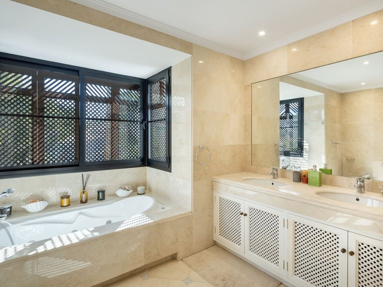 Villa for Sale in La Quinta, Malaga 13