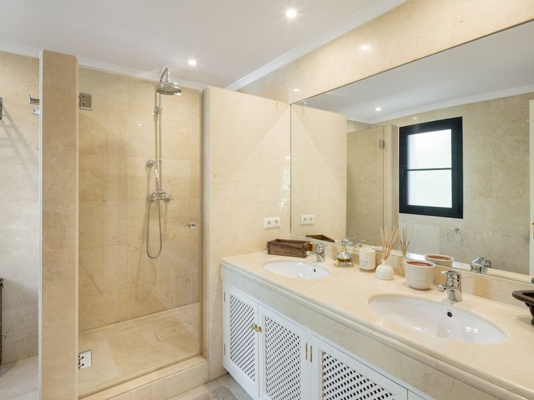 Villa for Sale in La Quinta, Malaga 17