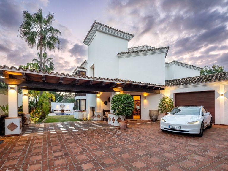 Villa for Sale in La Quinta, Malaga 18