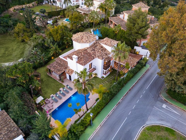 Villa for Sale in La Quinta, Malaga 24