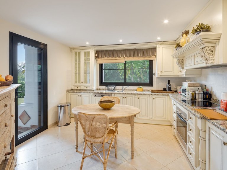 Villa for Sale in La Quinta, Malaga 4