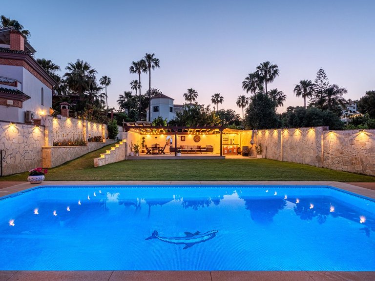Villa for Sale in Sierrezuela, Malaga 1