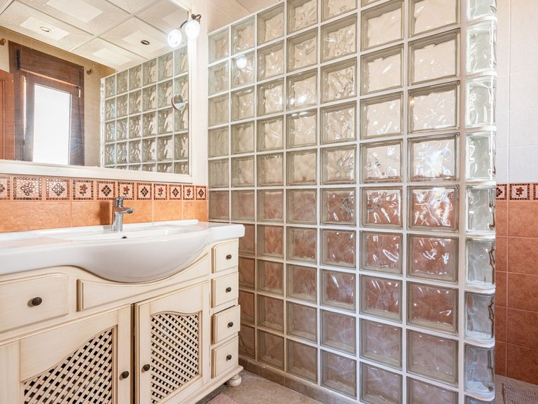 Villa for Sale in Sierrezuela, Malaga 10