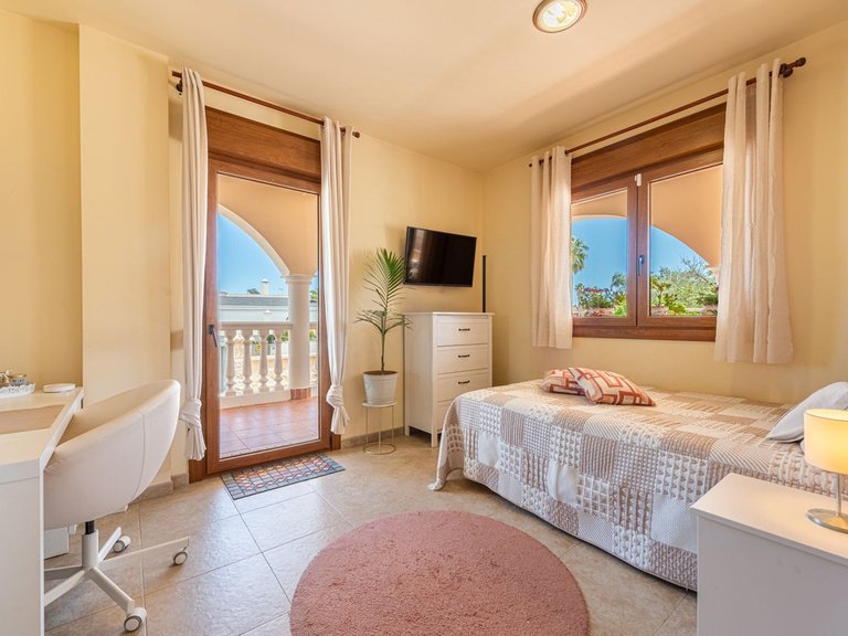 Villa for Sale in Sierrezuela, Malaga 8