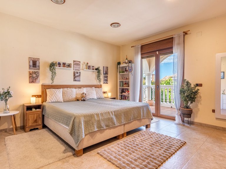Villa for Sale in Sierrezuela, Malaga 9