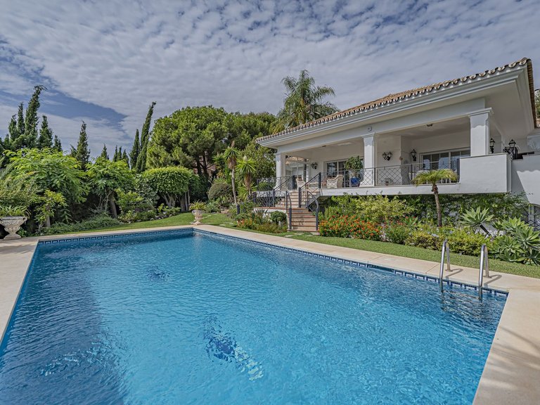 Villa for Sale in El Paraiso, Malaga 1