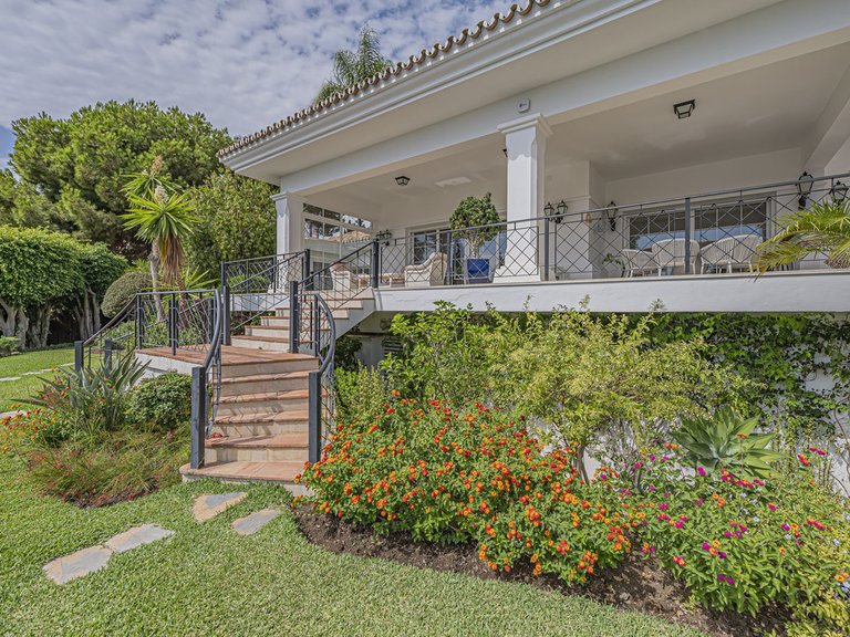 Villa for Sale in El Paraiso, Malaga 11