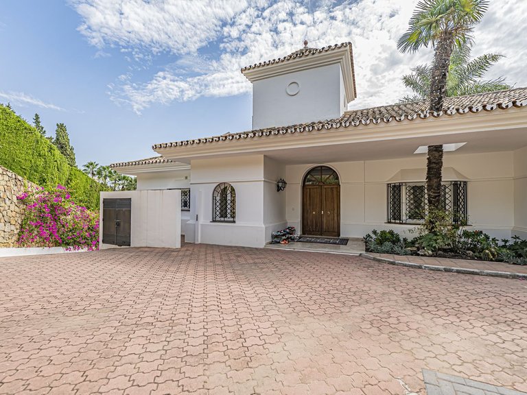 Villa for Sale in El Paraiso, Malaga 2