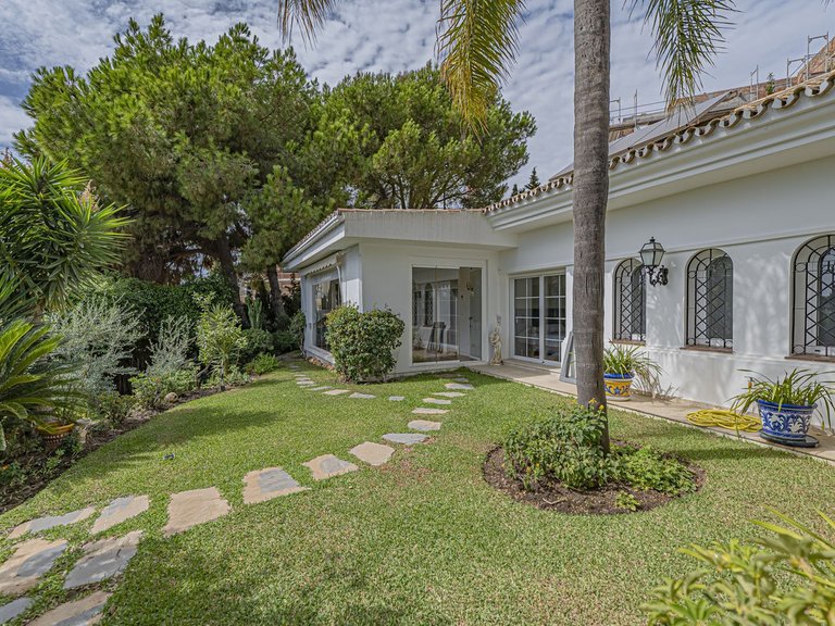 Villa for Sale in El Paraiso, Malaga 3