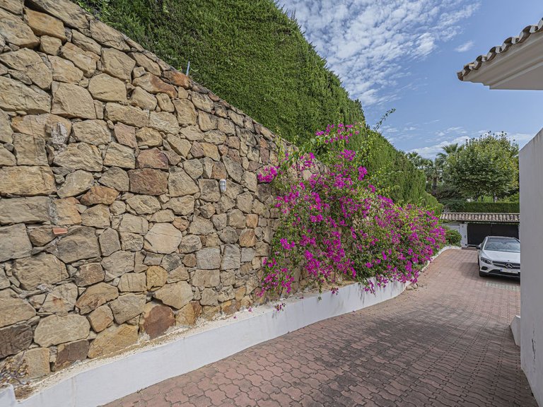 Villa for Sale in El Paraiso, Malaga 41