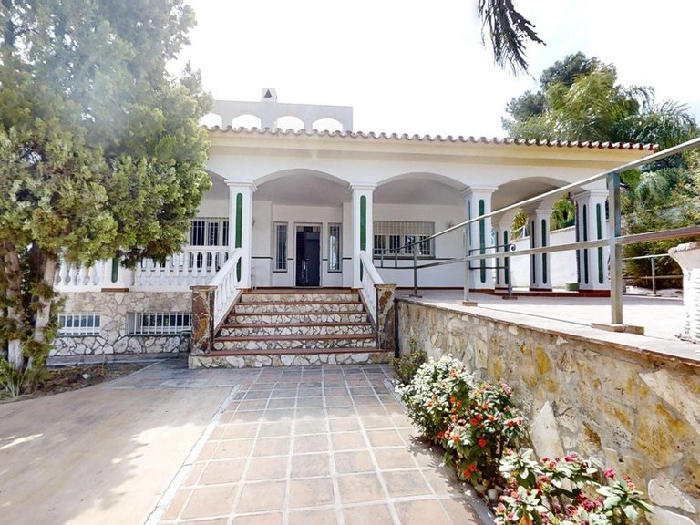 Villa for Sale in Alhaurín De La Torre, Malaga 1
