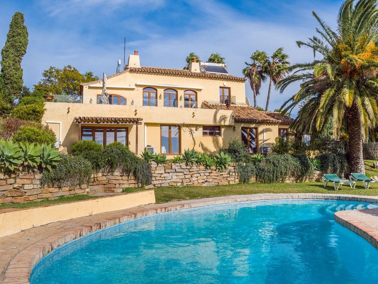 Villa for Sale in Estepona, Malaga 1
