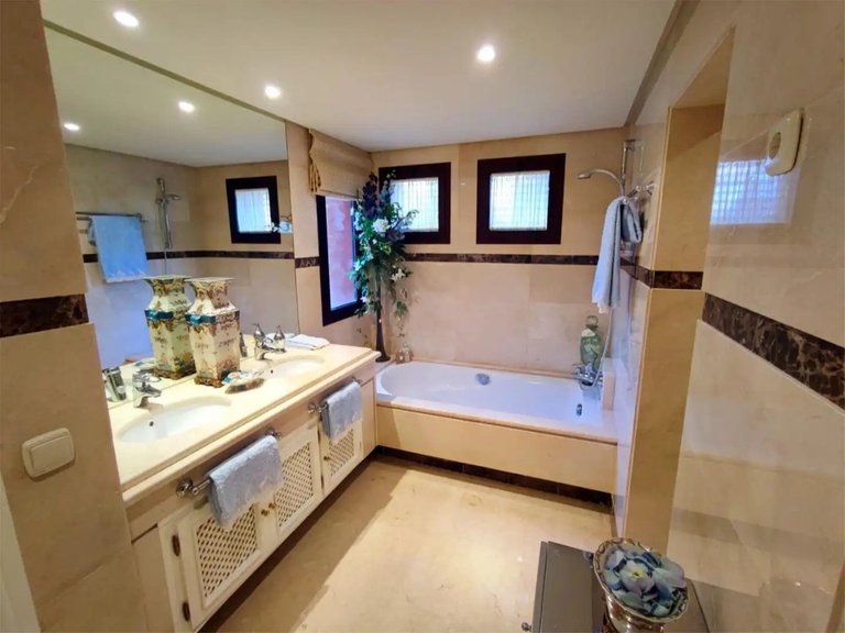 Apartment for Sale in Nueva Andalucía, Malaga 16
