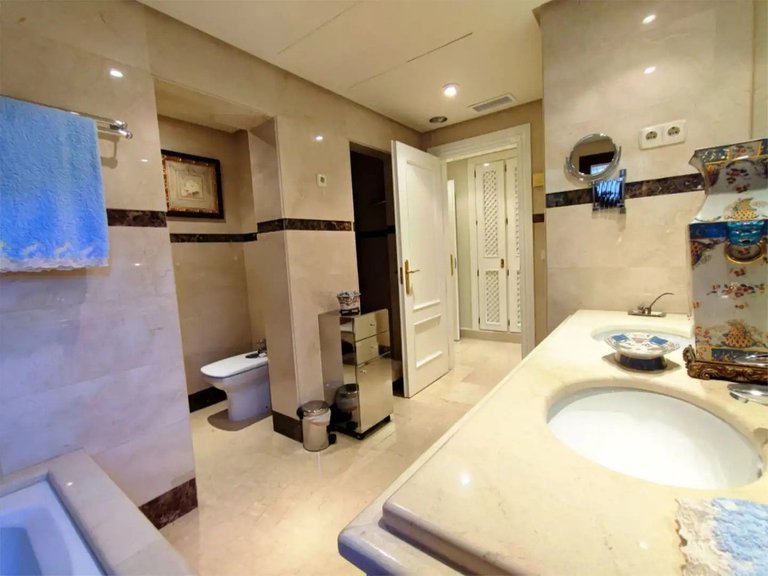 Apartment for Sale in Nueva Andalucía, Malaga 17