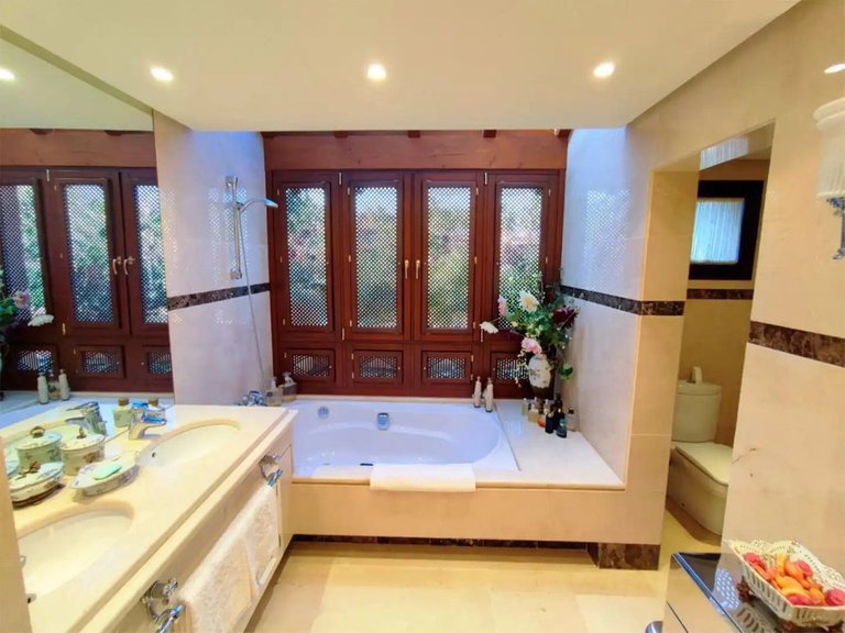 Apartment for Sale in Nueva Andalucía, Malaga 18