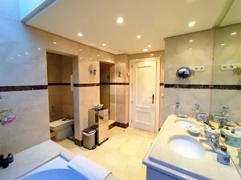 Apartment for Sale in Nueva Andalucía, Malaga 19