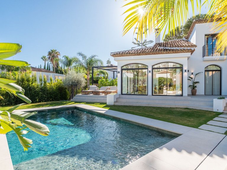 Villa for Sale in Nueva Andalucía, Malaga 1