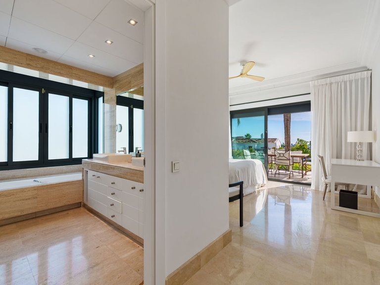 Villa for Sale in Nueva Andalucía, Malaga 25