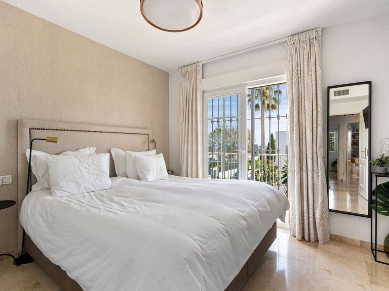 Villa for Sale in Nueva Andalucía, Malaga 18