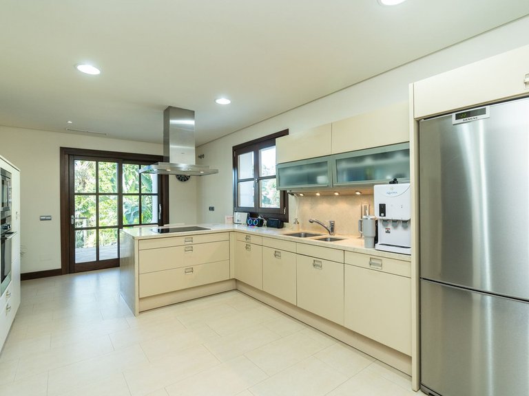 Villa for Sale in El Paraiso, Malaga 11
