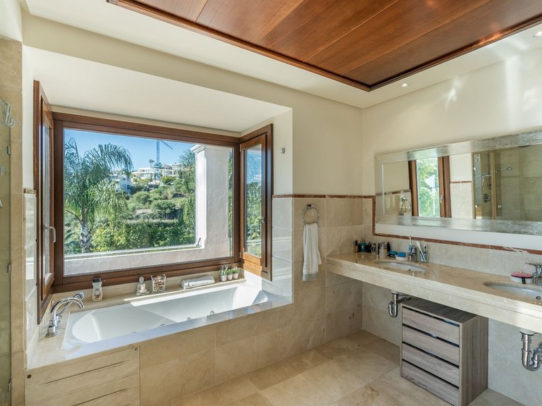 Villa for Sale in El Paraiso, Malaga 19