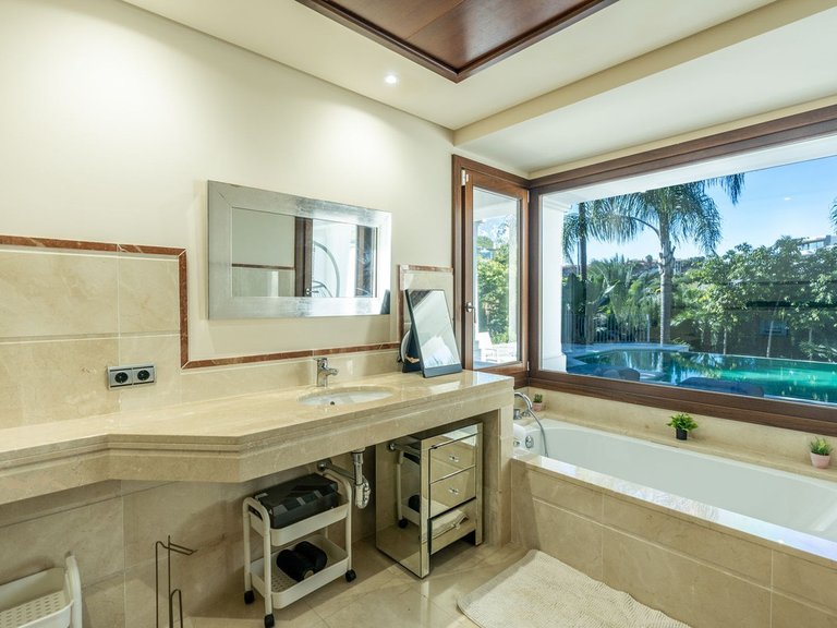 Villa for Sale in El Paraiso, Malaga 21