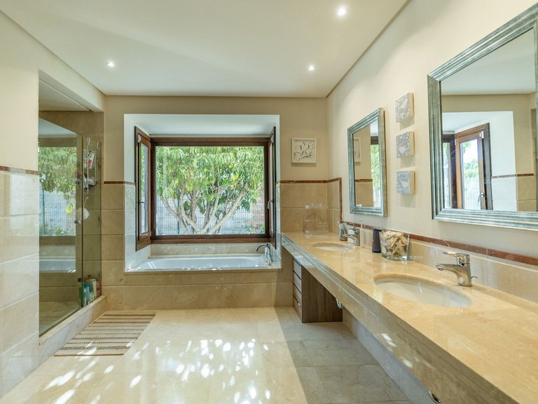 Villa for Sale in El Paraiso, Malaga 24