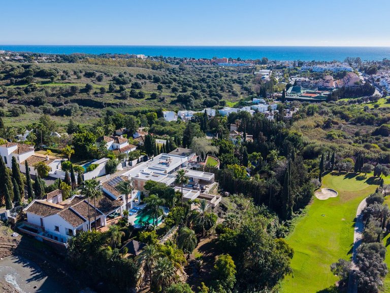 Villa for Sale in El Paraiso, Malaga 3