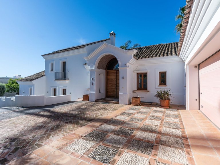Villa for Sale in El Paraiso, Malaga 4