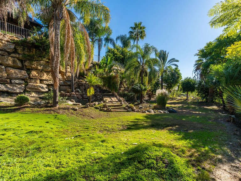 Villa for Sale in El Paraiso, Malaga 44