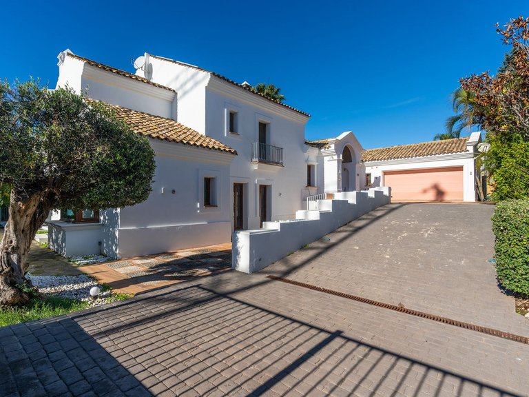 Villa for Sale in El Paraiso, Malaga 5